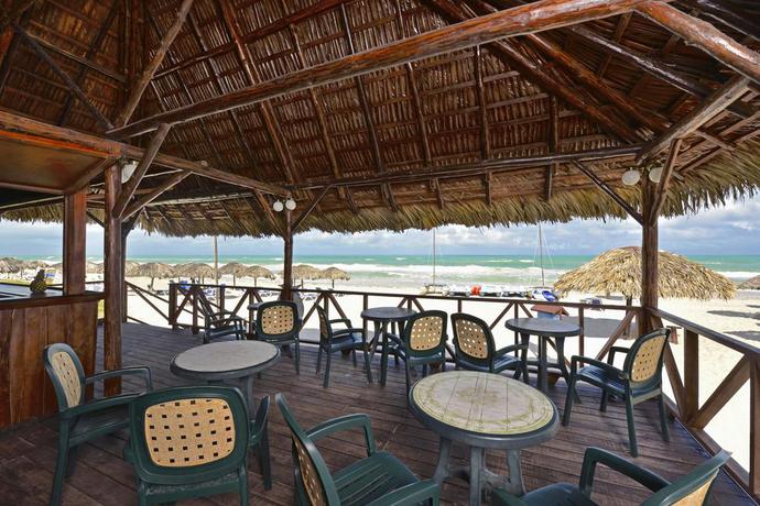 Imagen del bar/restaurante del Hotel Tainos. Foto 2