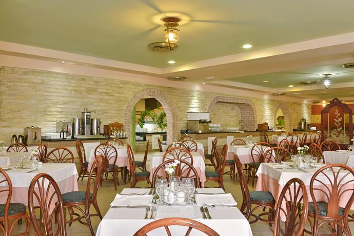 Imagen del bar/restaurante del Hotel Tainos. Foto 3