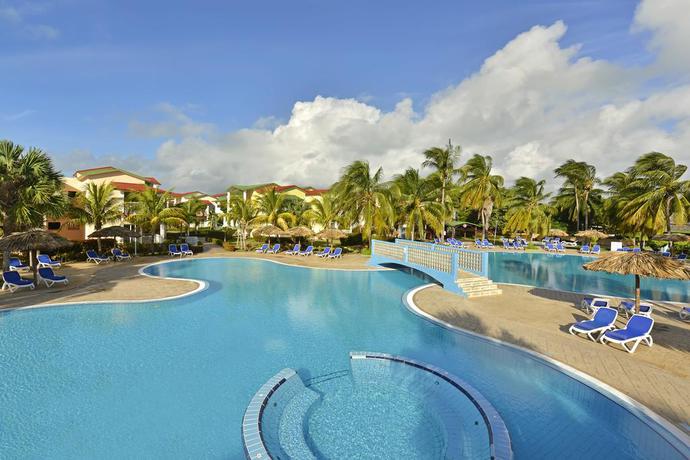 Imagen de la piscina del Hotel Tainos. Foto 12