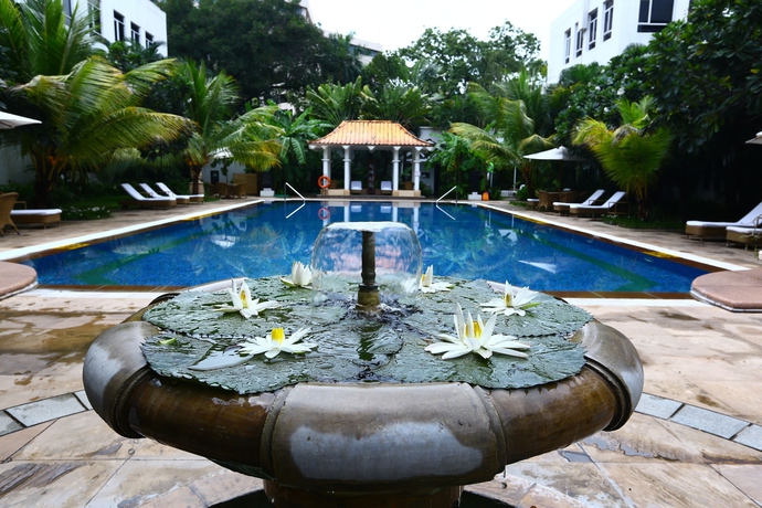 Imagen de la piscina del Hotel Taj Connemara. Foto 14