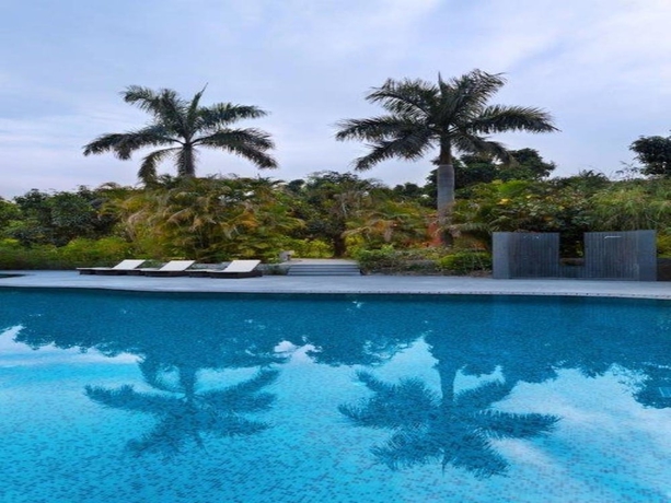 Imagen de la piscina del Hotel Taj Corbett Resort and Spa, Uttarakhand. Foto 16