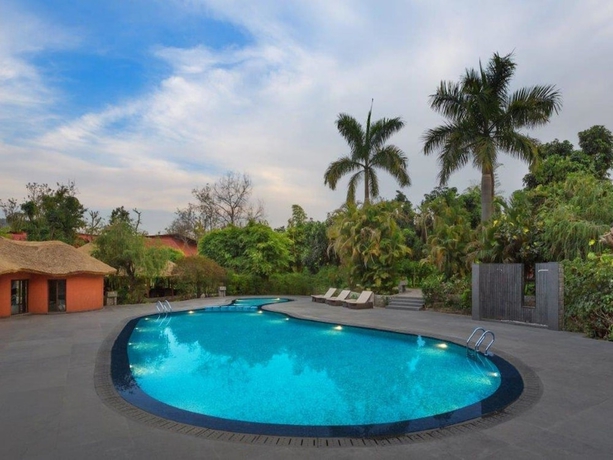 Imagen de la piscina del Hotel Taj Corbett Resort and Spa, Uttarakhand. Foto 17