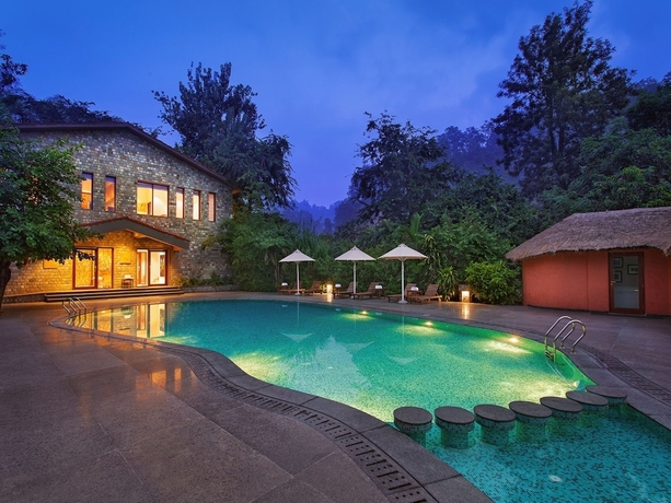 Imagen de la piscina del Hotel Taj Corbett Resort and Spa, Uttarakhand. Foto 18