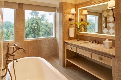 Imagen de la habitación del Hotel Taj Ganges Varanasi. Foto 8