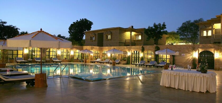 Imagen de la piscina del Hotel Taj Gorbandh Palace. Foto 34