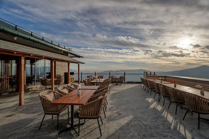 Imagen del bar/restaurante del Hotel Taj Theog Resort and Spa, Shimla. Foto 3