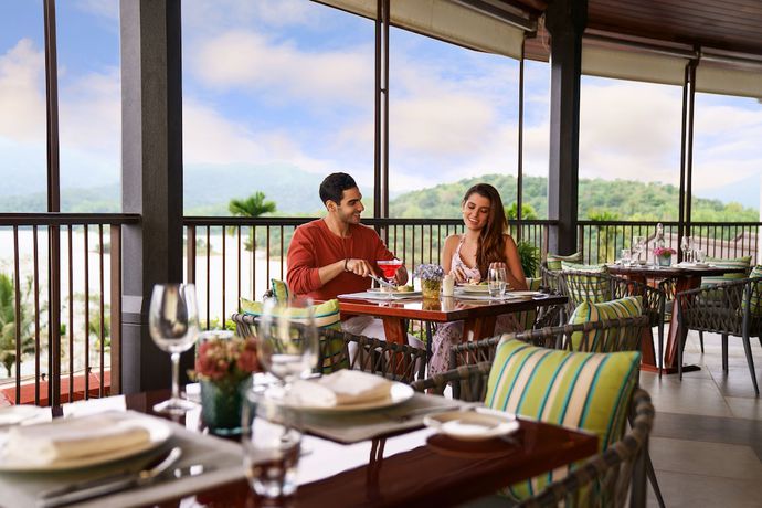 Imagen del bar/restaurante del Hotel Taj Wayanad Resort and Spa, Kerala. Foto 4