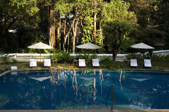 Imagen de la piscina del Hotel Taj West End. Foto 13