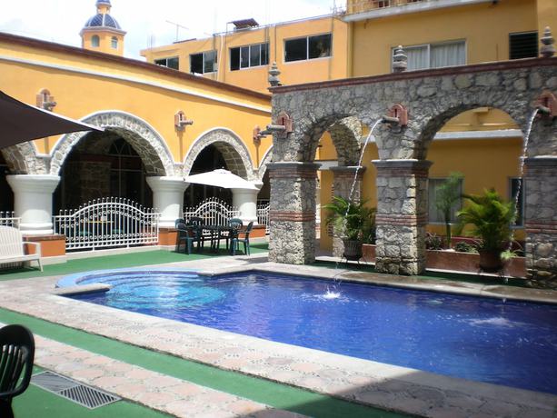 Imagen de la piscina del Hotel Taj&iacute;n. Foto 16