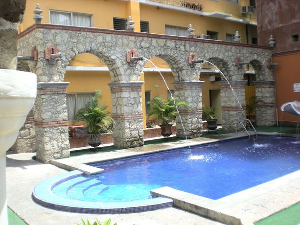 Imagen de la piscina del Hotel Taj&iacute;n. Foto 17