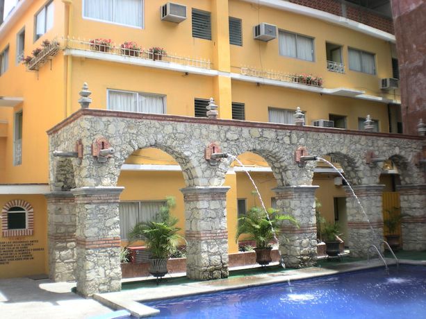 Imagen de la piscina del Hotel Taj&iacute;n. Foto 18