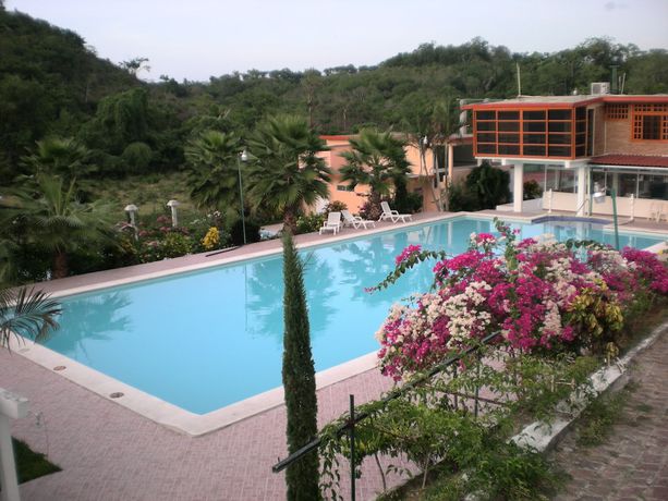 Imagen de la piscina del Hotel Taj&iacute;n. Foto 20
