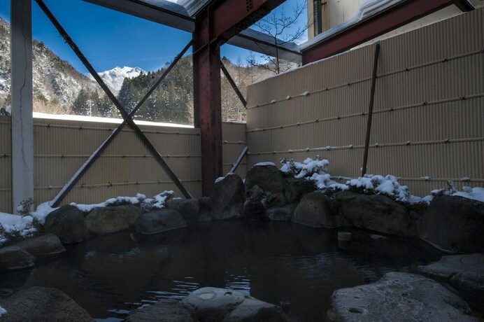 Imagen de la piscina del Hotel Tajimakan. Foto 35