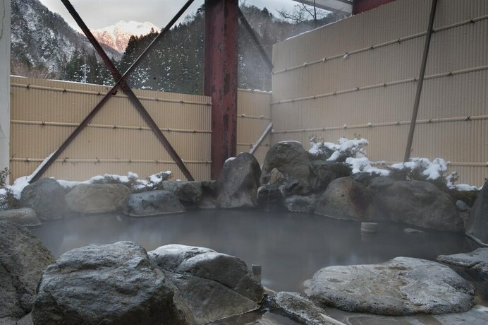 Imagen de la piscina del Hotel Tajimakan. Foto 38