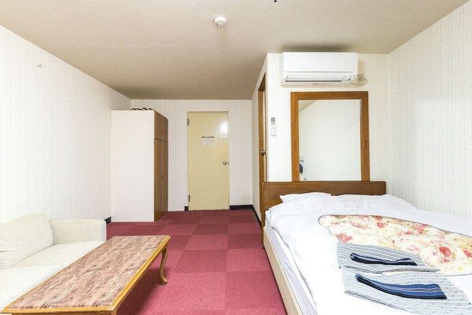 Imagen de la habitación del Hotel Takada Terminal. Foto 9