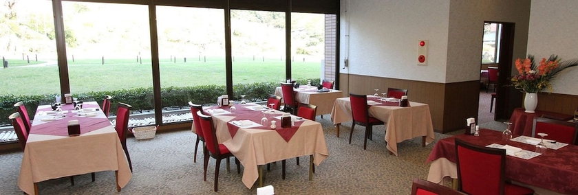 Imagen del bar/restaurante del Hotel Takeo Century. Foto 3