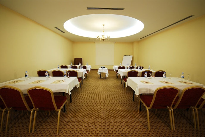 Imagen de los interiores del Hotel Taksim Metropark. Foto 17