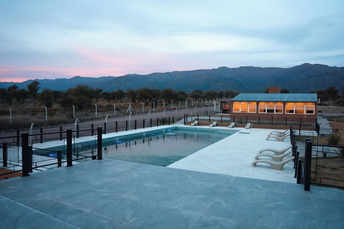 Imagen de la piscina del Hotel Takua Serrano. Foto 16