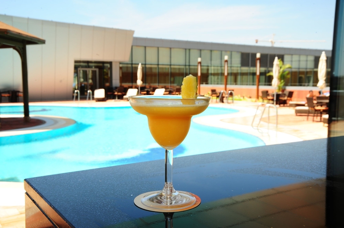 Imagen de la piscina del Hotel Talatona Convention. Foto 16