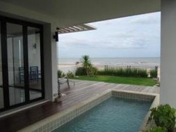 Imagen de la piscina del Hotel Talay Naresuan Beach House. Foto 12