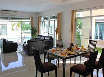 Imagen de los exteriores del Hotel Talay Tara Resort. Foto 11