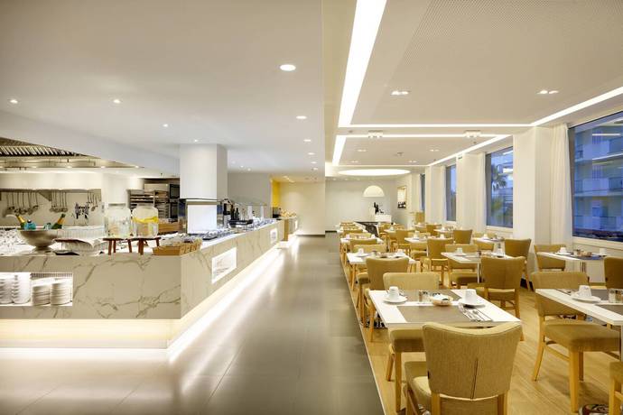 Imagen del bar/restaurante del Hotel Talayot - Adults Only. Foto 4