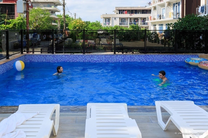 Imagen de la piscina del Hotel Talgha. Foto 13