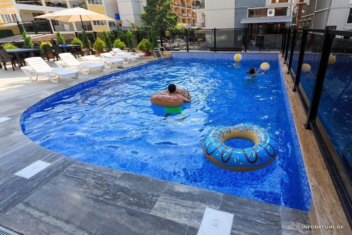 Imagen de la piscina del Hotel Talgha. Foto 15