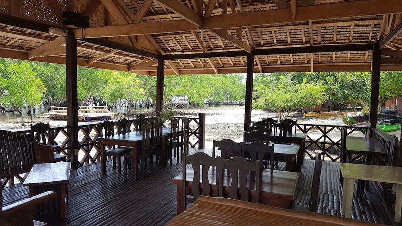 Imagen del bar/restaurante del Hotel Talikud Island Mangrove Beach Resort. Foto 4