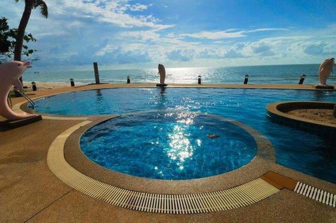 Imagen de la piscina del Hotel Talkoo Beach Resort Khanom. Foto 19