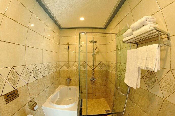 Imagen de la habitación del Hotel Tam Chau Luxury. Foto 19