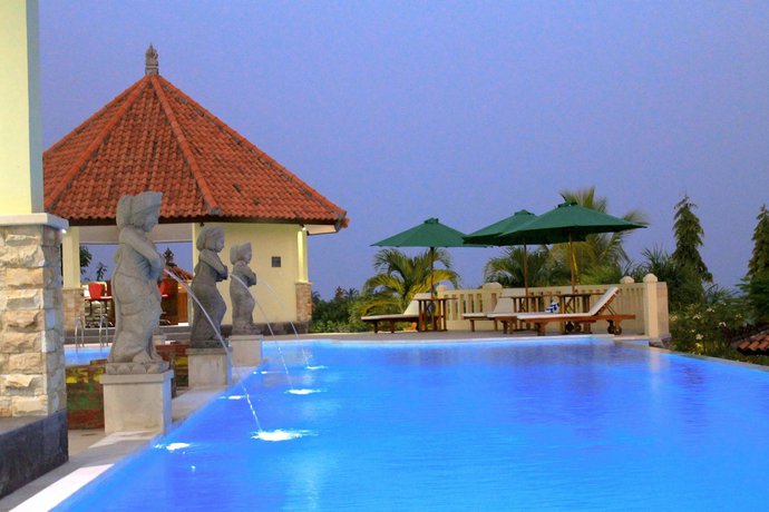 Imagen de la piscina del Hotel Taman Surgawi Resort and Spa. Foto 18