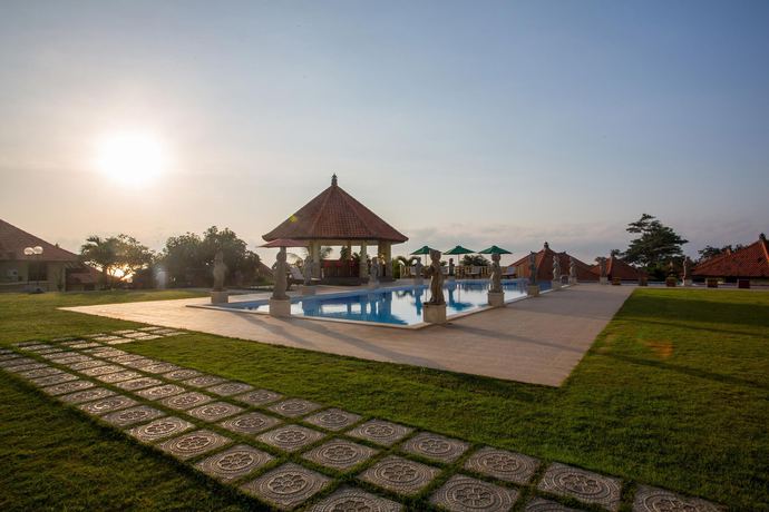 Imagen de la piscina del Hotel Taman Surgawi Resort and Spa. Foto 20