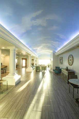 Imagen de los interiores del Hotel Tamarack Beach Resort. Foto 15