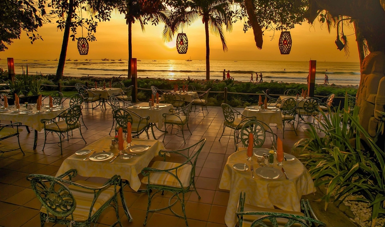 Imagen del bar/restaurante del Hotel Tamarindo Diria Beach Resort. Foto 2