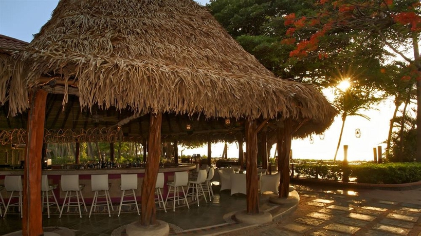 Imagen de la piscina del Hotel Tamarindo Diria Beach Resort. Foto 11