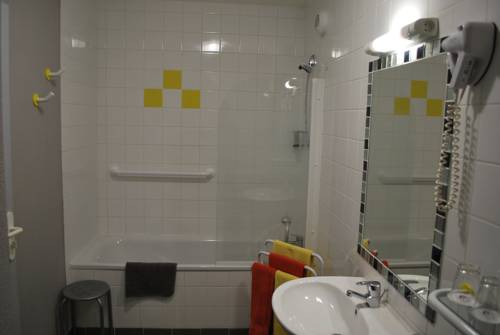 Imagen de la habitación del Hotel Tambourin. Foto 4