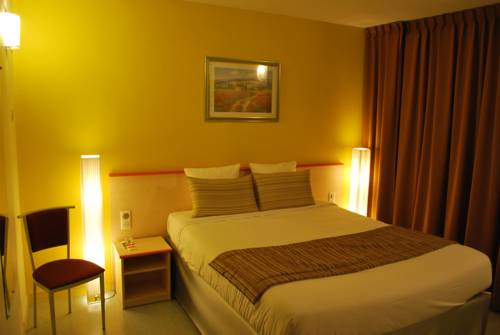 Imagen de la habitación del Hotel Tambourin. Foto 11