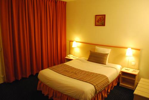 Imagen de la habitación del Hotel Tambourin. Foto 13