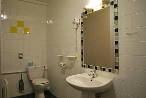 Imagen de la habitación del Hotel Tambourin. Foto 14