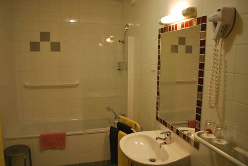 Imagen de la habitación del Hotel Tambourin. Foto 15