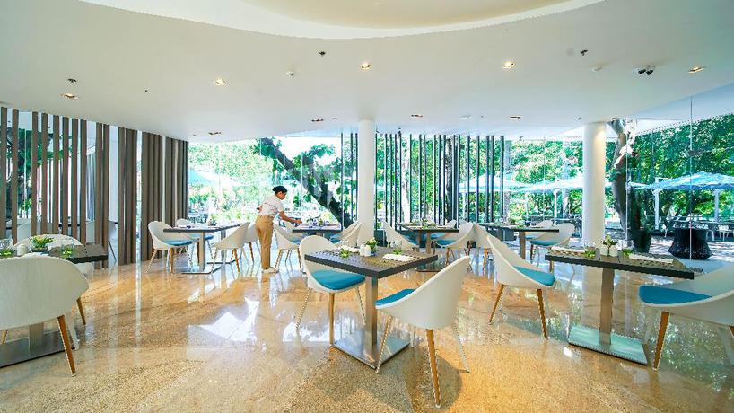 Imagen del bar/restaurante del Hotel Tambuli Seaside Resort and Spa. Foto 7