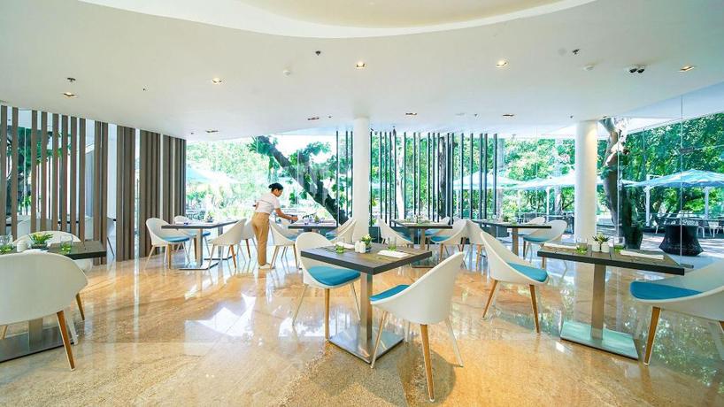 Imagen del bar/restaurante del Hotel Tambuli Seaside Resort and Spa. Foto 8