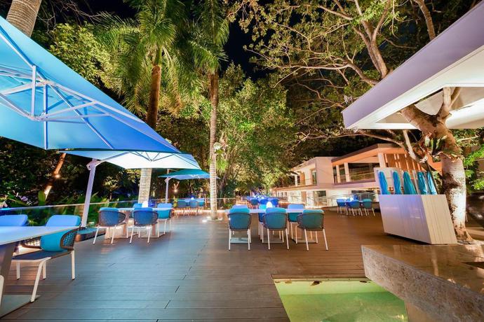 Imagen del bar/restaurante del Hotel Tambuli Seaside Resort and Spa. Foto 9