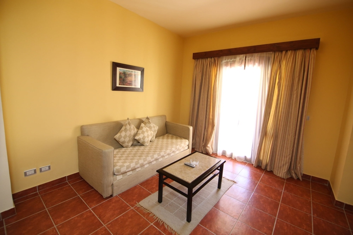 Imagen de los interiores del Hotel Tamra Beach Resort. Foto 9