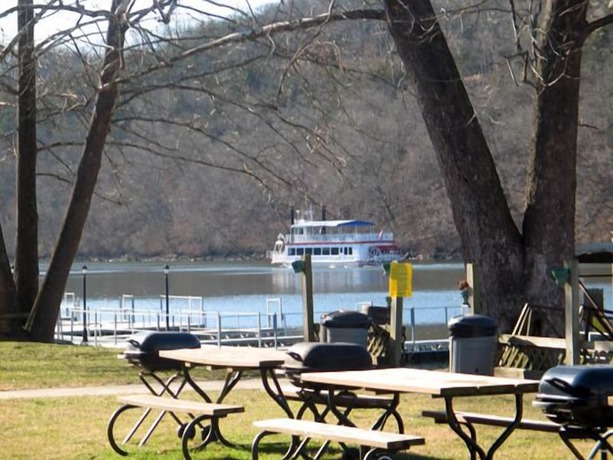 Imagen de los exteriores del Hotel Taneycomo Lakefront Resort. Foto 16