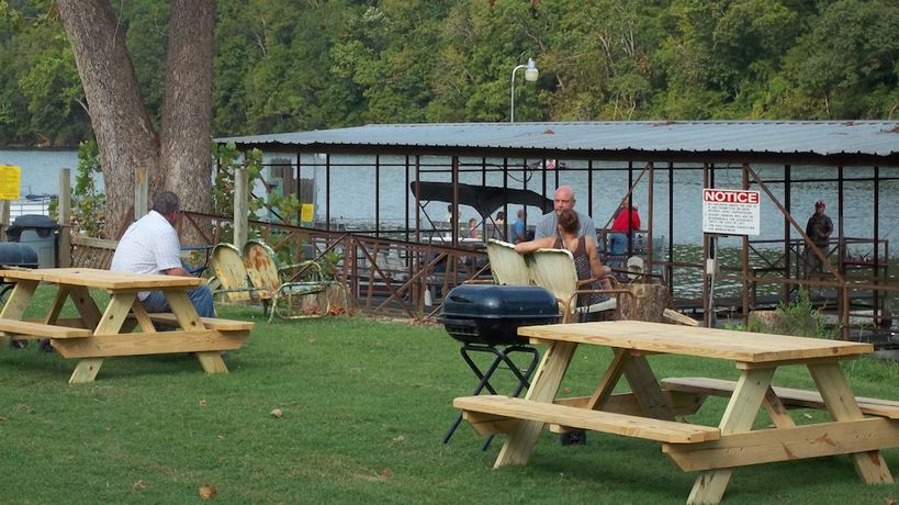 Imagen de los exteriores del Hotel Taneycomo Lakefront Resort. Foto 17