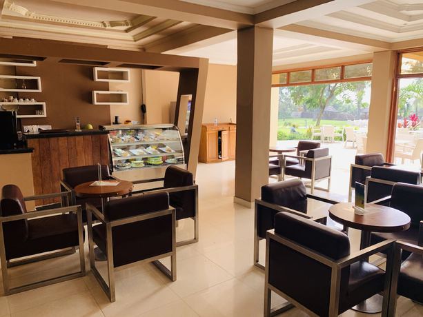 Imagen del bar/restaurante del Hotel Tanga Beach Resort And Spa. Foto 3