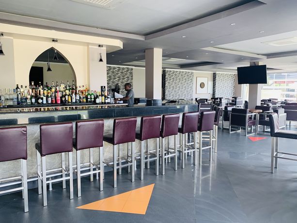 Imagen del bar/restaurante del Hotel Tanga Beach Resort And Spa. Foto 4