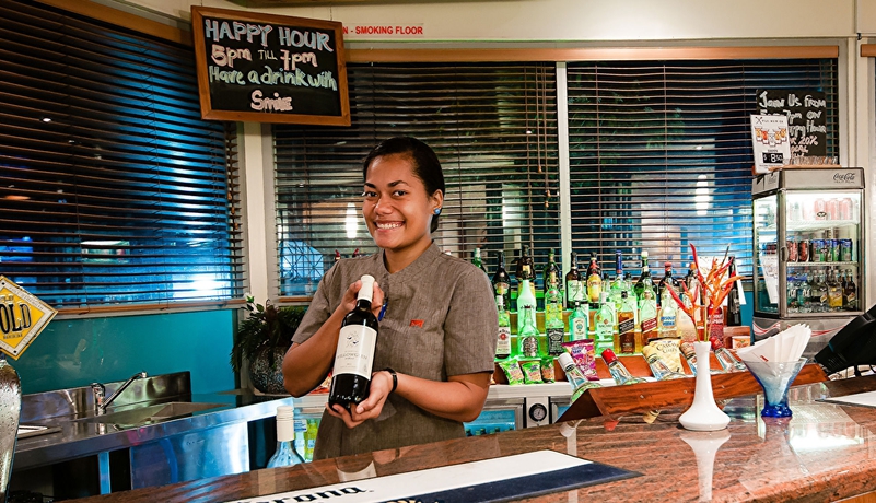 Imagen del bar/restaurante del Hotel Tanoa Plaza Suva. Foto 1